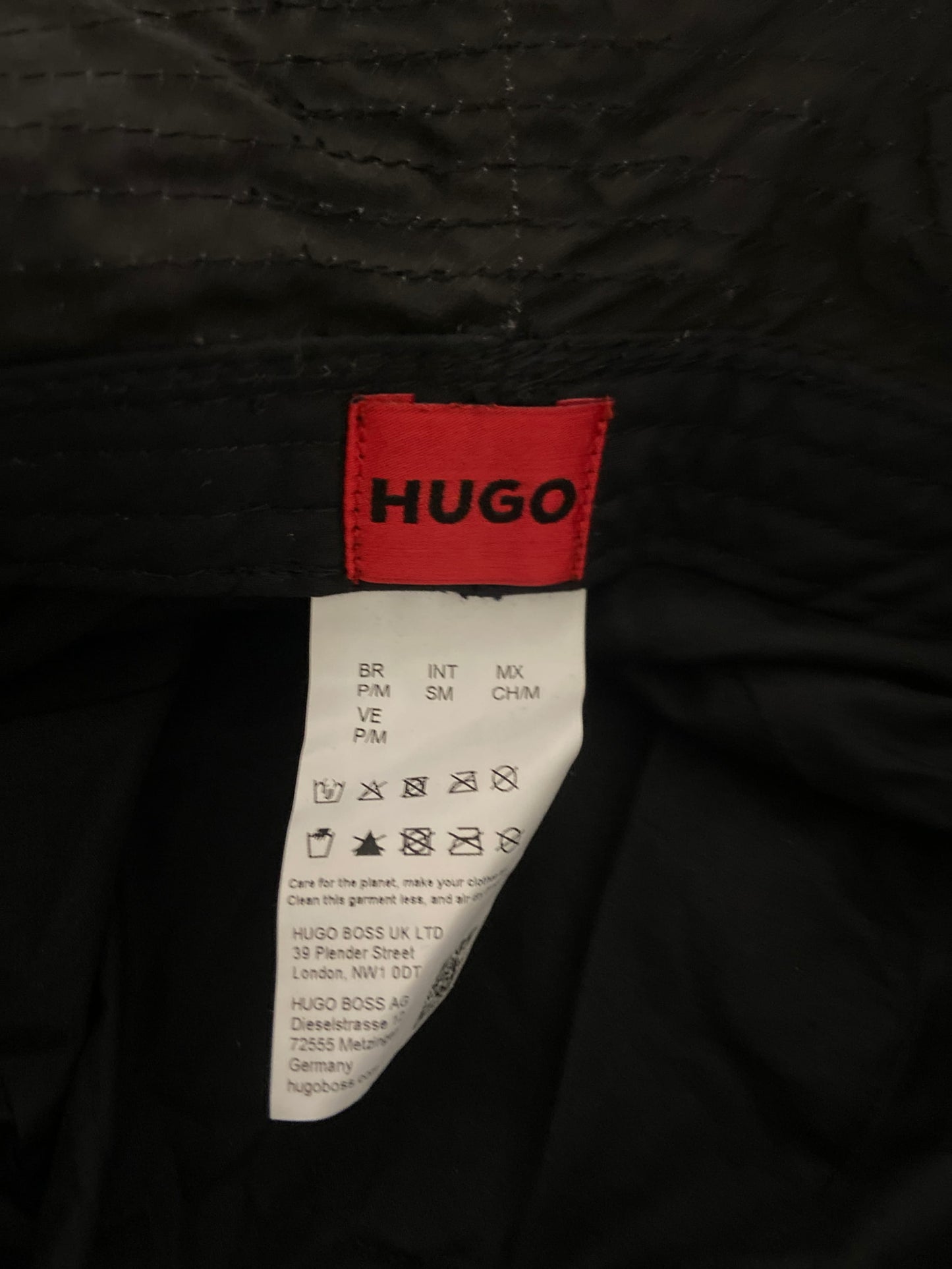 Bob HUGO Noir Monogramme avec Patch Logo Rouge