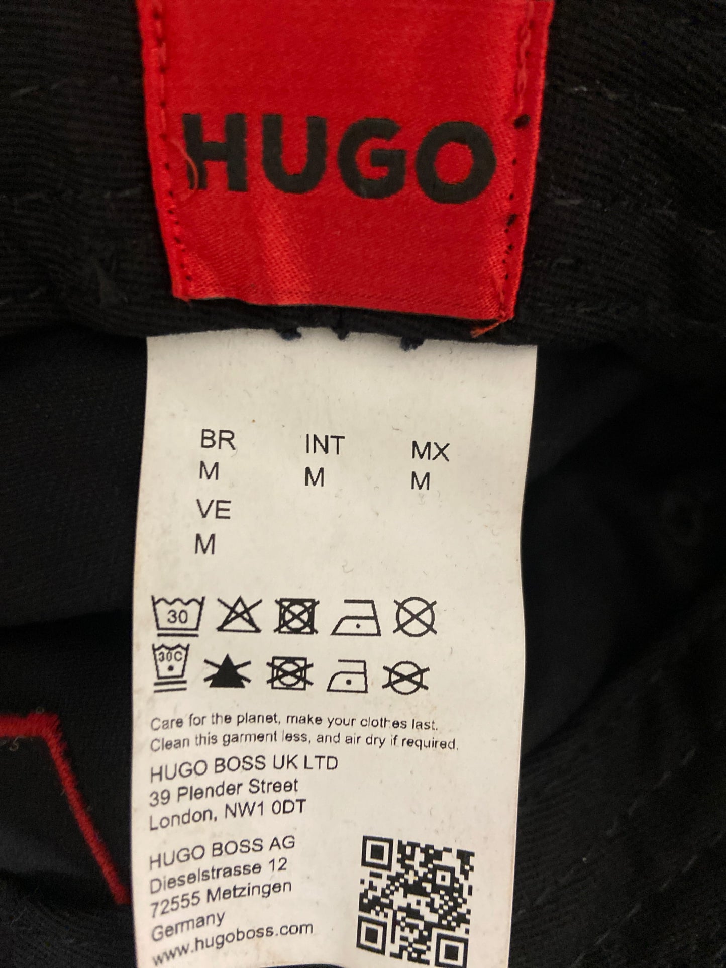 Bob HUGO Noir avec Patch Logo Rouge