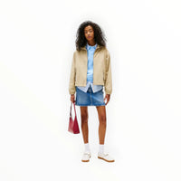Tommy Hilfiger DW0DW20526 portée, veste femme en coton au style casual, idéale pour un look urbain.