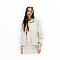 Tommy Jeans DW0DW20526, veste femme zippée vue de profil, silhouette moderne et décontractée.