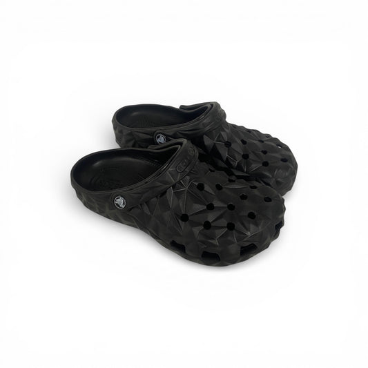 Crocs Noires Unisex à Motif Géométric – Sabots Confort Premium avec Bride Ajustable