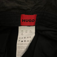 Bob HUGO Noir Monogramme avec Patch Logo Rouge