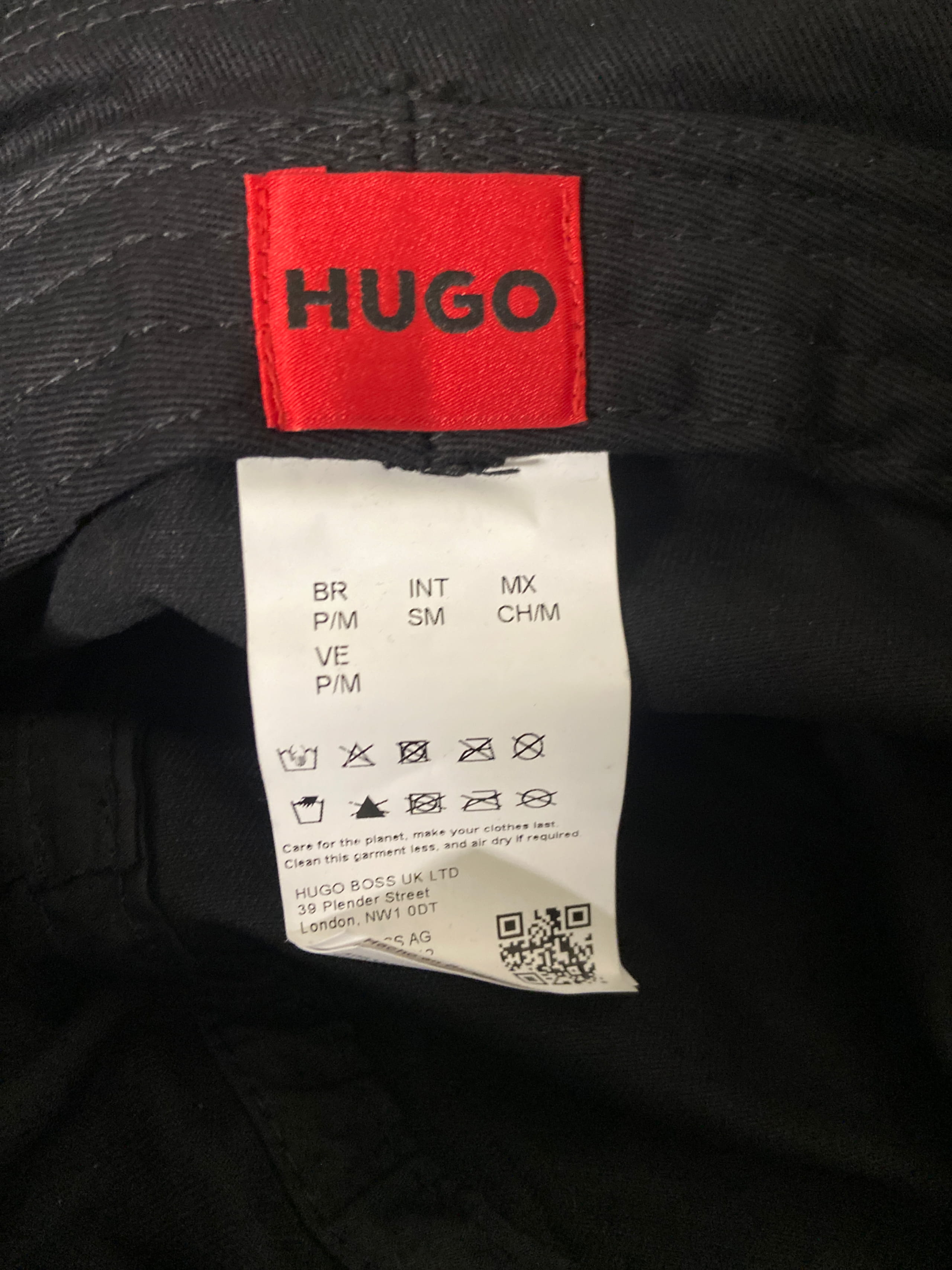 Bob HUGO Noir avec Patch Logo Rouge