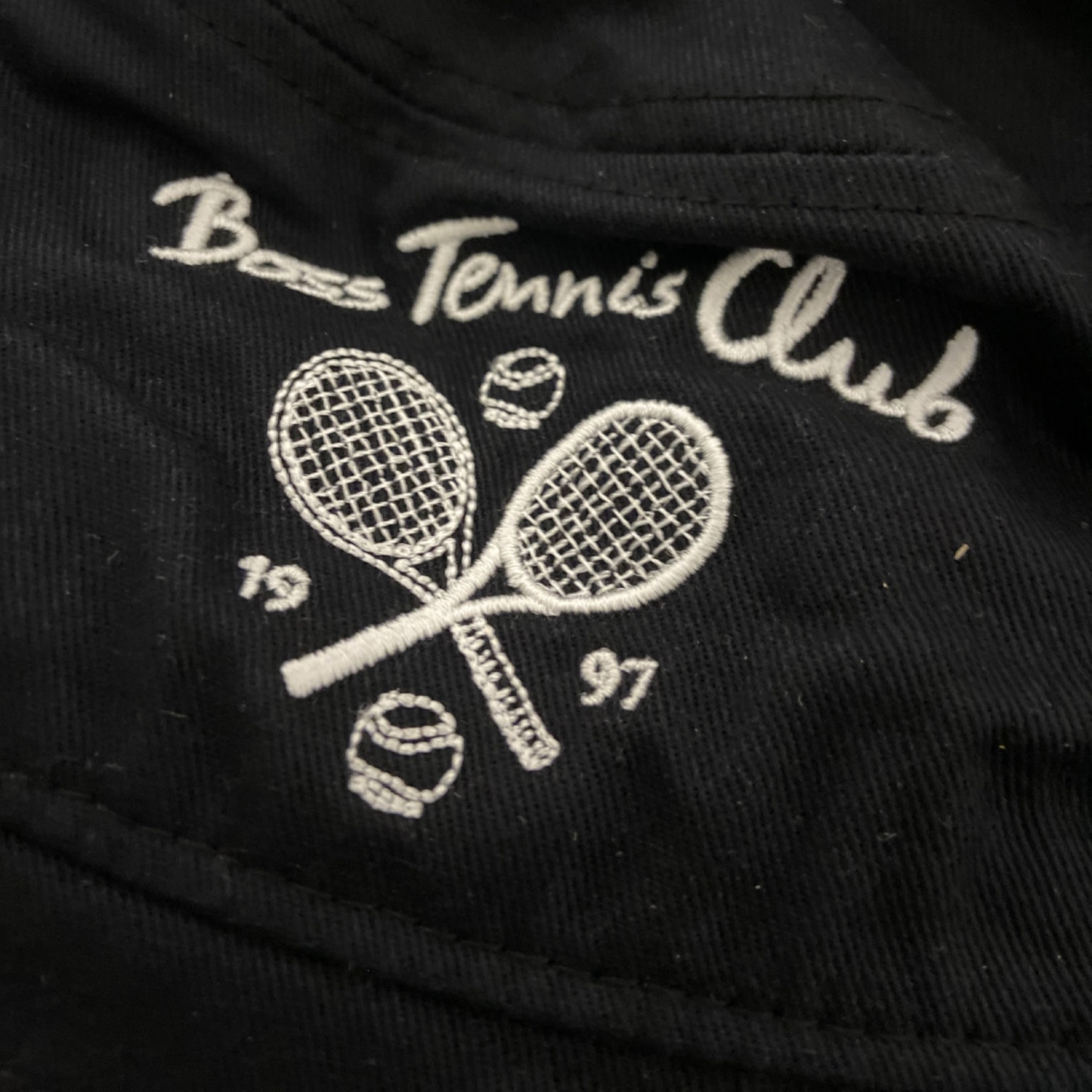 Bob BOSS Tennis Club Noir Brodé – Logo Raquettes