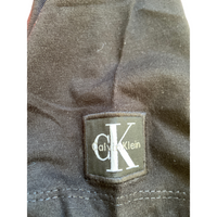 T-Shirt Calvin Klein Jeans Enfant Noir – T-Shirt Logo Relief Rouge Manches Courtes