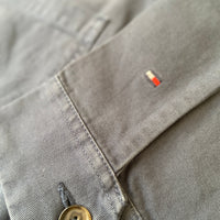 Tommy Hilfiger Chore Jacket Workwear, détail de la veste Tommy Hilfiger avec signature de la marque, style homme moderne.