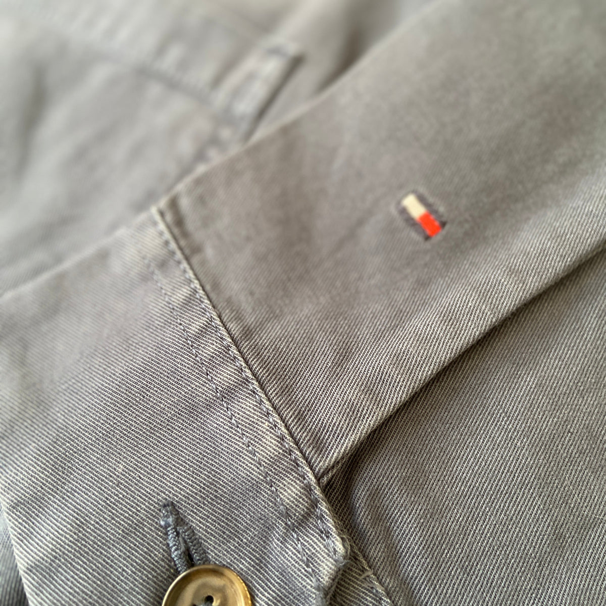 Tommy Hilfiger Chore Jacket Workwear, détail de la veste Tommy Hilfiger avec signature de la marque, style homme moderne.
