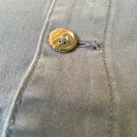 Tommy Hilfiger Chore Jacket Workwear, détail de la veste Tommy Hilfiger avec signature de la marque, style homme moderne.