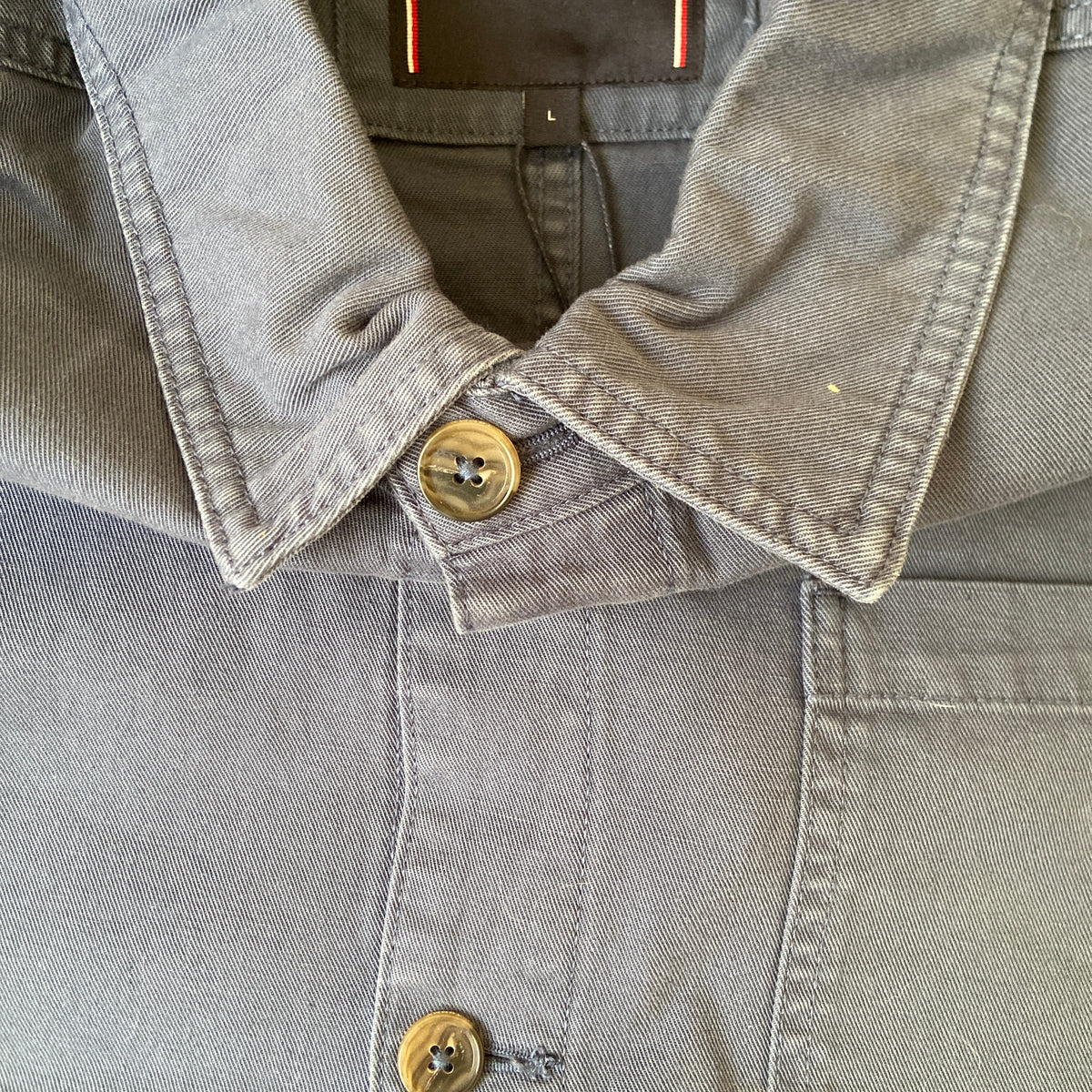 Tommy Hilfiger Chore Jacket Workwear, détail du col de la veste homme, style workwear authentique et moderne.